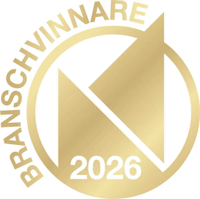 Cirkulär logotyp i guld med texten "BRANSCHVINNARE 2026" och geometriska former i mitten.